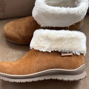 Minnetonka Tan Suede Boots with Cream Fur